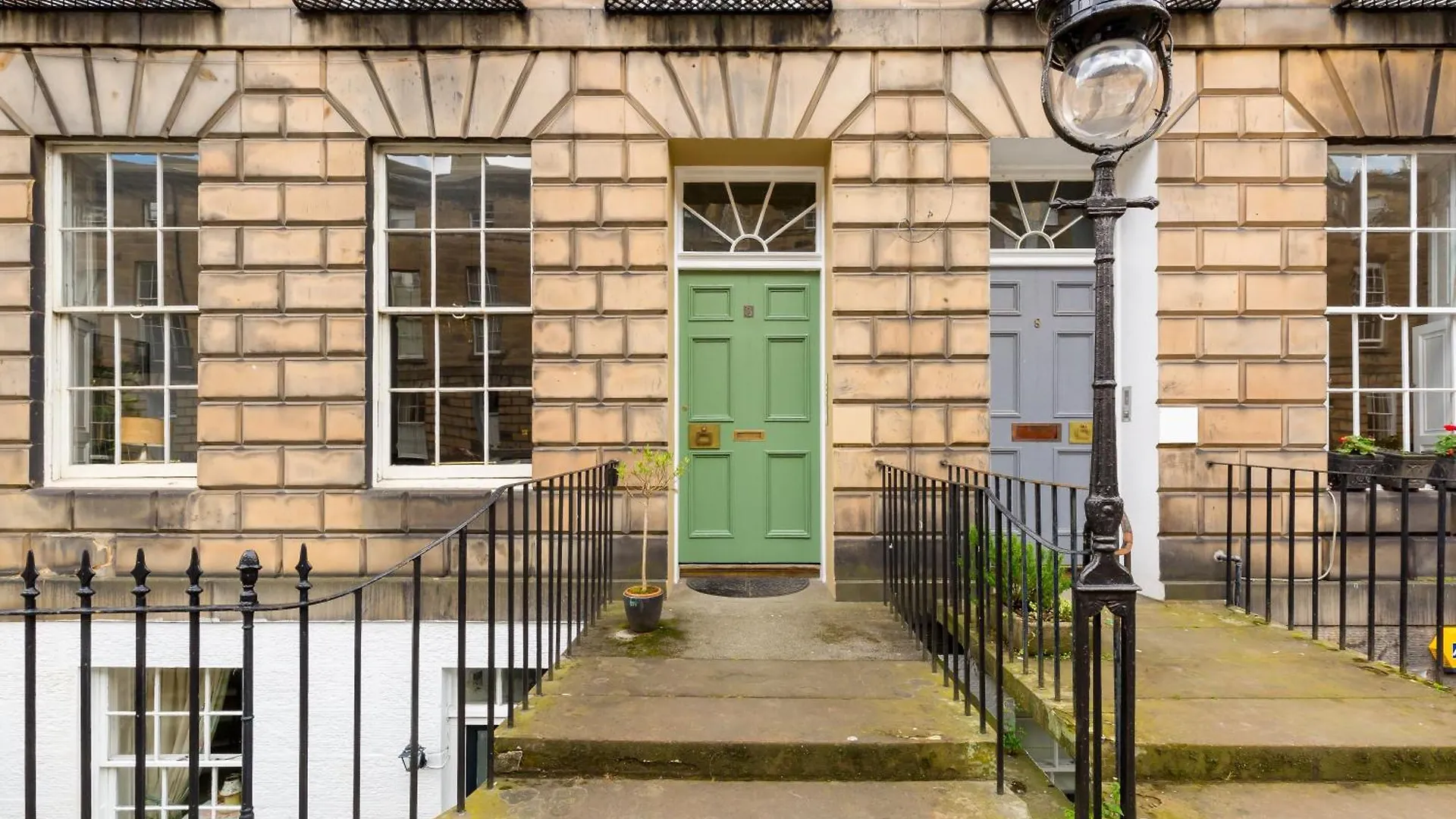 Light And Spacious 2 Bedroom Flat In Heart Of Edinburgh 0*,  United Kingdom